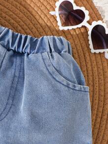 2-teiliges Set für Baby Mädchen bestehend aus Off-Shoulder geraffeltem 3D-Blumenoberteil und Jeans-Shorts - Verschiedenfarbig - Übersicht 8