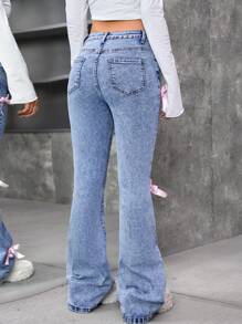 SHEIN Pantalones vaqueros con pierna acampanada de mezclilla elástica desgastada al ácido con bolsillos decorados con moños, ropa de calle para vuelta al colegio de chicas adolescentes - Azul lavado medio - Ver 2