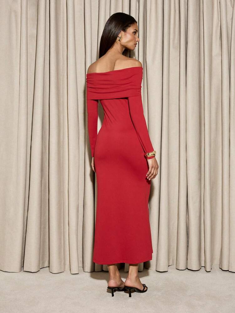 Vestido midi justo com manga comprida e franzido, elástico e ombro de fora