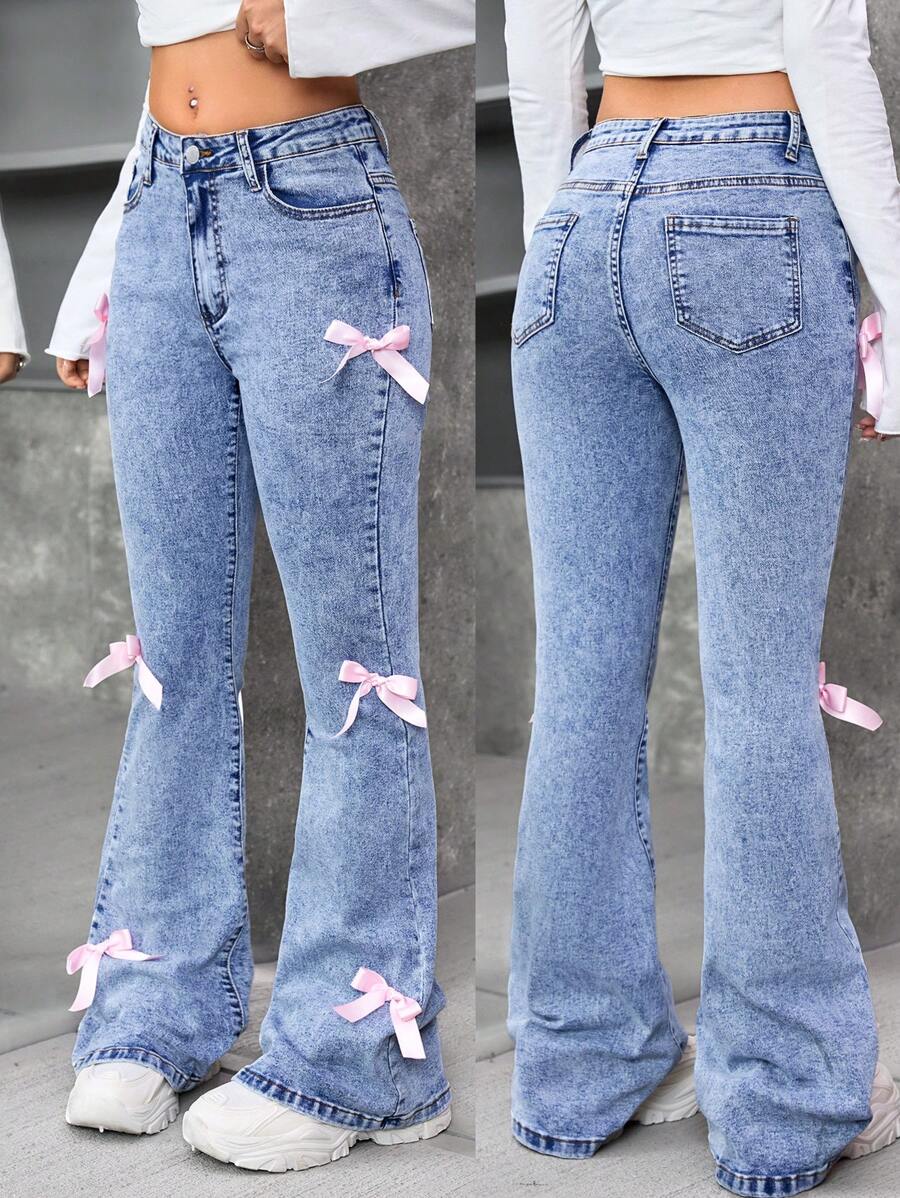 SHEIN Pantalones vaqueros con pierna acampanada de mezclilla elástica desgastada al ácido con bolsillos decorados con moños, ropa de calle para vuelta al colegio de chicas adolescentes - Azul lavado medio - Ver 1