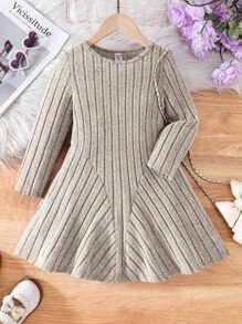 Vestido de punto casual y ceñido de unicolor y cuello redondo, elegante y de moda para niña joven