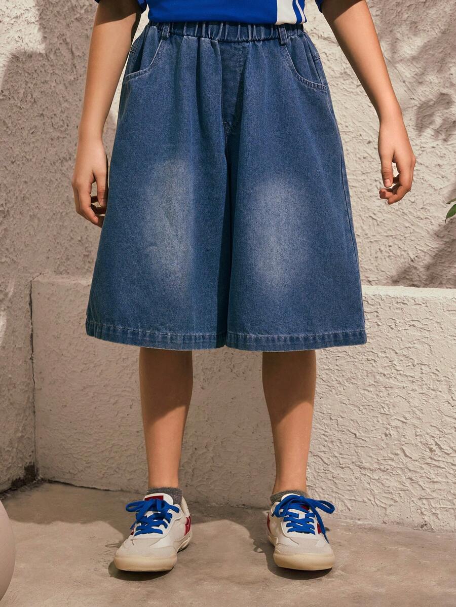 SHEIN Um short jeans para meninos pré-adolescentes em estilo casual urbano, confortável e versátil, short jeans macio para primavera e verão, short jeans folgado para meninos, adequado para várias ocasiões, como atividades urbanas ao ar livre, esportes, lazer em casa, escola e reuniões. - Azul - Ver 1