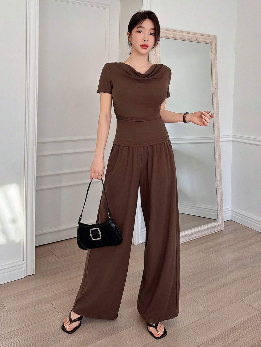 DAZY Bộ 2 món gồm áo thun ngắn tay cổ xếp ly màu trơn và quần ống rộng dành cho nữ, thích hợp mặc ở nhà. - màu nâu - Xem 1