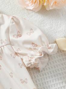 SHEIN Set de 2 piezas de pijama informal para niñas bebé con top de manga corta con botones y estampado de mariposa en color albaricoque, y pantalones - Albaricoque - Ver 5