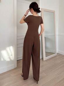 DAZY Bộ 2 món gồm áo thun ngắn tay cổ xếp ly màu trơn và quần ống rộng dành cho nữ, thích hợp mặc ở nhà. - màu nâu - Xem 4