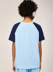SHEIN Koszulka typu single shirt dla chłopców, swobodna i wygodna koszulka z krótkim rękawem z nadrukiem gwiazd i liter, blok kolorów w kolorze niebieskim i białym, świeży i przyciągający wzrok, warstwowy wzór na dole rękawa. "Ciekawa" grafika z nadrukiem gwiazd na klatce piersiowej, pełna zabawy. Luźny krój, okrągły dekolt, emanujący młodzieńczą energią i modnym spersonalizowanym
