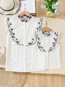 SHEIN 年轻女孩奶油色纹理编织面料立领、荷叶边、正面刺绣、双层荷叶边下摆无袖优雅衬衫，适合外出和搭配喇叭牛仔裤、裙子（母女装，单独出售） - 白色 - 查看 3