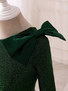 SHEIN Set de 2 piezas con top corto de un hombro con lazo y minifalda tejida para niñas jóvenes - Verde Oscuro - Ver 6