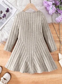 Vestido de punto casual y ceñido de unicolor y cuello redondo, elegante y de moda para niña joven