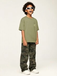SHEIN Explorewe 2 件/套青少年男孩休闲街头字母印花短袖 T 恤搭配迷彩宽松裤，绿色印花 T 恤搭配迷彩阔腿裤，舒适时尚，适合夏季 - 軍綠色 - 查看 1