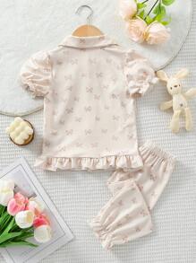 SHEIN Set de 2 piezas de pijama informal para niñas bebé con top de manga corta con botones y estampado de mariposa en color albaricoque, y pantalones - Albaricoque - Ver 2