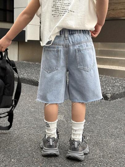 SHEIN Quần short Bermuda denim ống rộng màu xanh dương, in họa tiết chữ thập, rách tua rua, kiểu dáng thời trang mới cho bé trai, thích hợp mặc hàng ngày vào mùa xuân/hè.