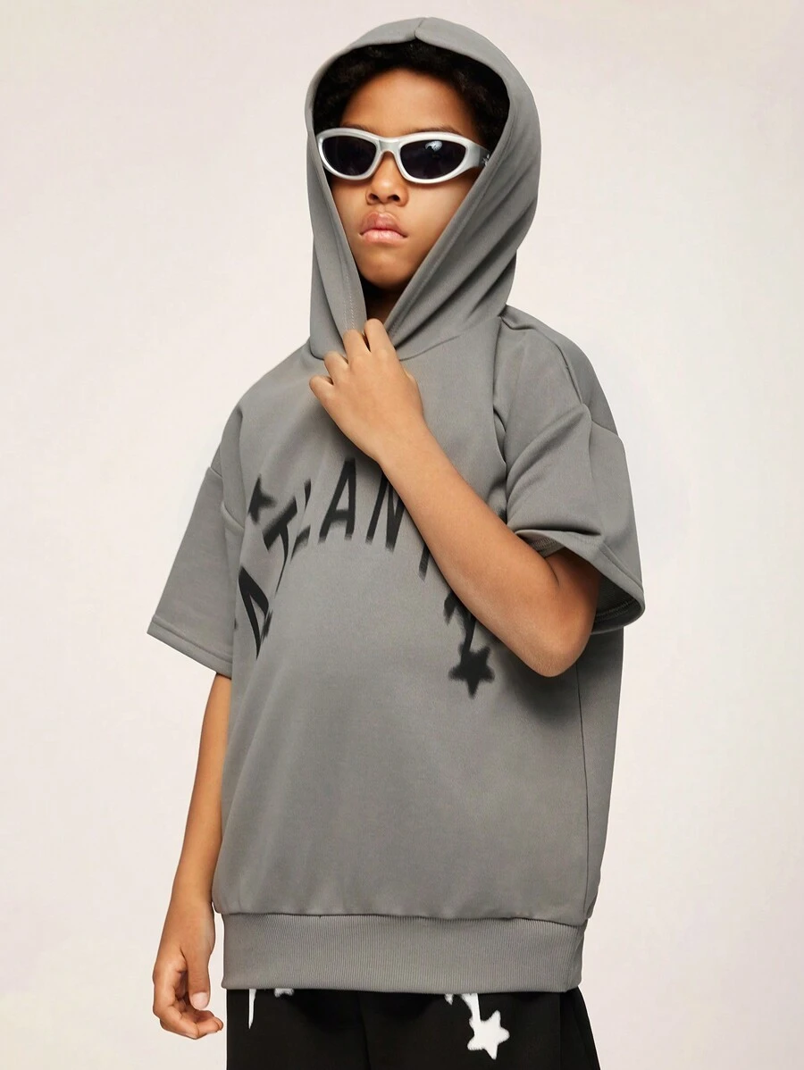SHEIN Explorewe Bộ 2 áo hoodie và quần short họa tiết chữ Tween Boy, in chữ "ATLANTA", thiết kế có mũ trùm đầu tạo điểm nhấn, kết hợp với quần short đen. Bộ hoodie này với chủ đề đặc trưng và cảm giác thoải mái khi mặc, đã trở thành món đồ yêu thích của các tín đồ thời trang. - Xám - Xem 1
