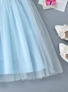SHEIN Glamorique Kids Vestido blanco de princesa para fiesta para niña, vestido de niña de las flores para bodas con cinturón floral de cintura, manga corta de tul, vestido de verano suave para ocasiones festivas - Azul y blanco - Ver 3