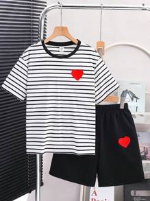 2pcs Tween Boy Casual Korean Style Patch & Striped Round Neck Loose Short Sleeve T-Shirt And Plain Patch Shorts Knitted 2 Pieces Set, Heart Set, Black&White'