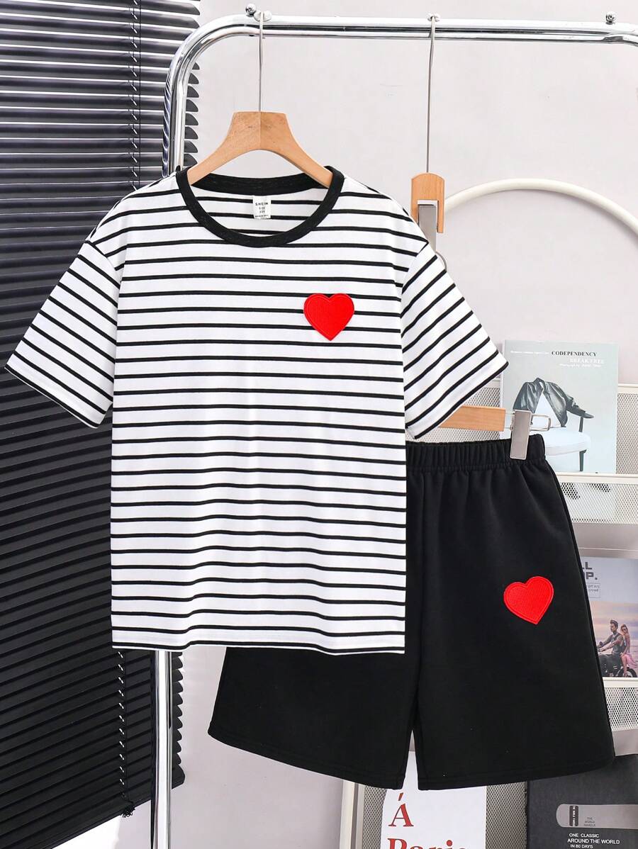 2pcs Tween Boy Casual Korean Style Patch & Striped Round Neck Loose Short Sleeve T-Shirt And Plain Patch Shorts Knitted 2 Pieces Set, Heart Set, Black&White'