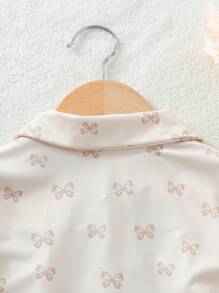 SHEIN Set de 2 piezas de pijama informal para niñas bebé con top de manga corta con botones y estampado de mariposa en color albaricoque, y pantalones - Albaricoque - Ver 3