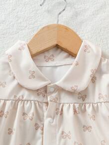 SHEIN Set de 2 piezas de pijama informal para niñas bebé con top de manga corta con botones y estampado de mariposa en color albaricoque, y pantalones - Albaricoque - Ver 8