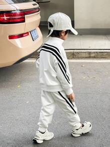 SHEIN 2 件装幼儿男童休闲舒适百搭白色字母图形粗肩带装饰宽松拉链连帽衫和裤子套装，适合旅行、学校、日常聚会、派对、秋冬季