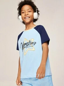 SHEIN Koszulka typu single shirt dla chłopców, swobodna i wygodna koszulka z krótkim rękawem z nadrukiem gwiazd i liter, blok kolorów w kolorze niebieskim i białym, świeży i przyciągający wzrok, warstwowy wzór na dole rękawa. "Ciekawa" grafika z nadrukiem gwiazd na klatce piersiowej, pełna zabawy. Luźny krój, okrągły dekolt, emanujący młodzieńczą energią i modnym spersonalizowanym
