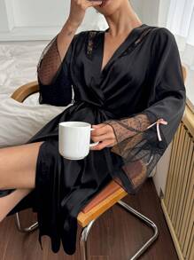 DAZY 缎面蕾丝拼布中长睡袍，简约休闲家居睡衣