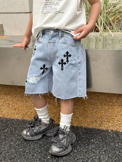 SHEIN Quần short Bermuda denim ống rộng màu xanh dương, in họa tiết chữ thập, rách tua rua, kiểu dáng thời trang mới cho bé trai, thích hợp mặc hàng ngày vào mùa xuân/hè.