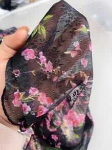 Camisón de malla con volantes asimétricos, lazo de cinta de seda y estampado floral diminuto