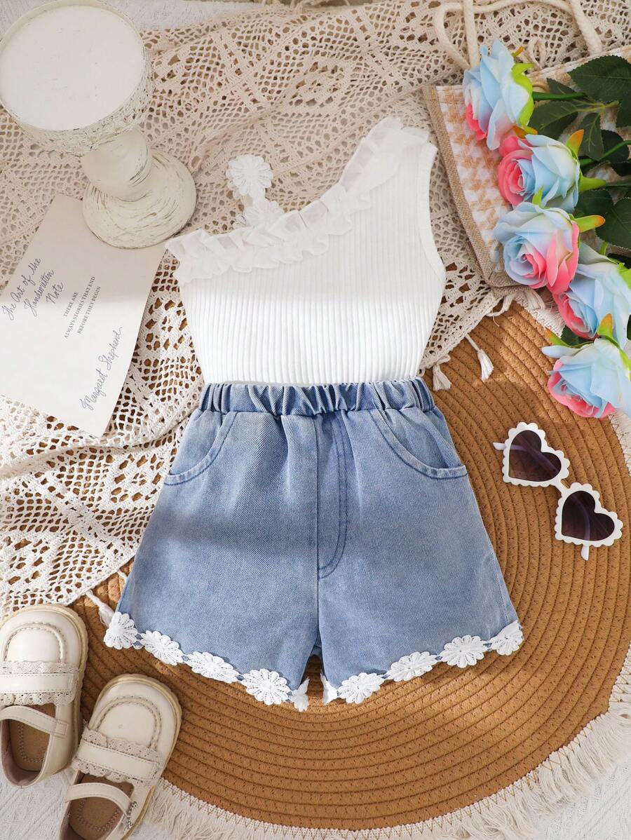 2-teiliges Set für Baby Mädchen bestehend aus Off-Shoulder geraffeltem 3D-Blumenoberteil und Jeans-Shorts - Verschiedenfarbig - Übersicht 1