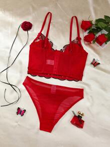 طقم ملابس داخلية للنساء به حمالات من شبكة دانتيل بزخرفة زهرية باللون الوردي