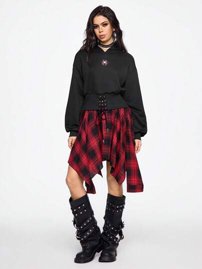 sweat-shirt à capuche court en tricot noir avec broderie de toile d'araignée, lacets. Tenue de printemps décontractée pour femmes