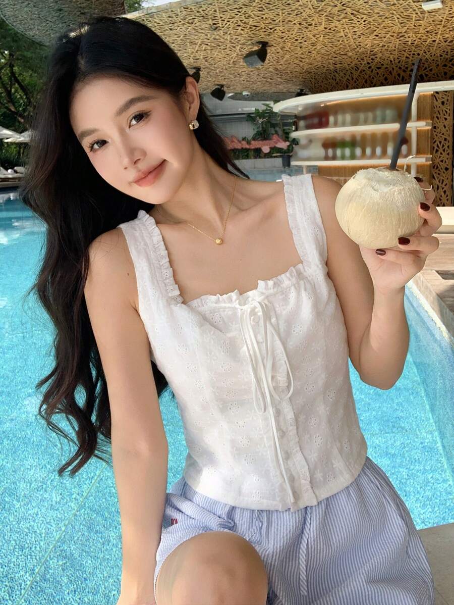 DAZY 女式休闲度假波西米亚纯色纹理系带褶皱短款背心，适合夏季 - 白色 - 查看 1