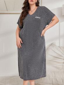 Vestido casual de estar por casa con letra bordada, de costilla suave