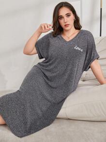 Vestido casual de estar por casa con letra bordada, de costilla suave