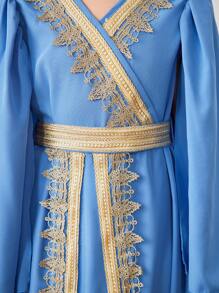 Vestido de manga larga con acento floral y borde azul y dorado elegante y tradicional para niñas preadolescentes, con cinturón dorado, para vacaciones, verano y viajes