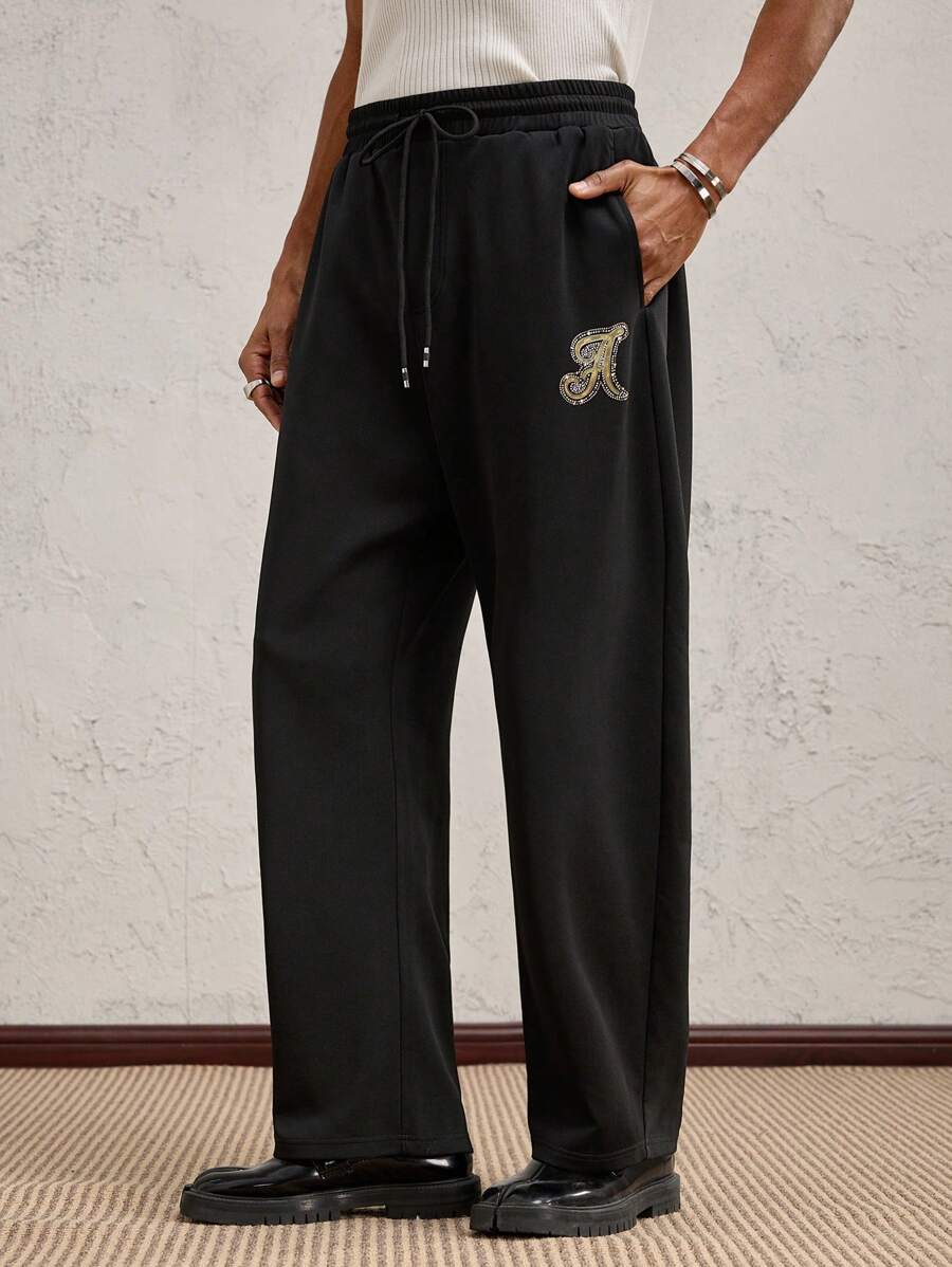 AKNOTIC Party 男士黑色字母印花针织休闲 O 型裤，适合日常穿着、春夏季、度假、聚会 - 黑色 - 查看 1