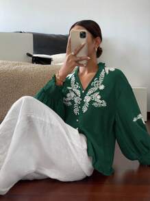 SHEIN Frenchy Women's Green Boho Blouse With White Floral Embroidery And Smocked Sleeves,Boho Chic