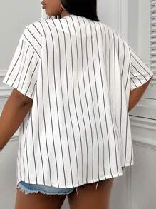 SHEIN EZwear Camiseta de béisbol de manga corta para talla grande en verano