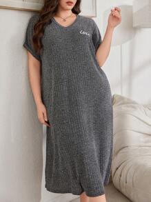 Vestido casual de estar por casa con letra bordada, de costilla suave