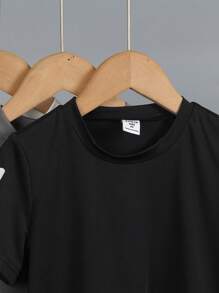 3件套男童印花圆领T恤。这款T恤风格简约运动，饰有运动主题印花。柔软面料，不粘腻，穿着舒适。适合4-7岁儿童在夏季打篮球、打羽毛球等运动时穿着。 - 彩色 - 查看 4