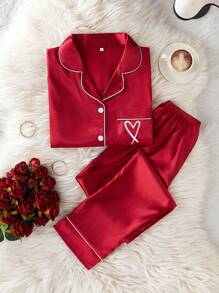 LuxeNights Conjunto de pijama rojo de 2 piezas con top de manga corta y pantalones con bordado de corazón de seda sintética - Rojo - Ver 7