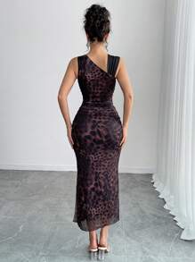 Chiquease Vestido maxi de gasa con volantes asimétricos sin mangas con estampado de leopardo - Marrón - Ver 2