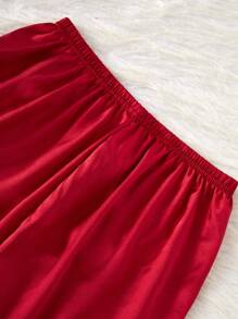 LuxeNights Conjunto de pijama rojo de 2 piezas con top de manga corta y pantalones con bordado de corazón de seda sintética - Rojo - Ver 6