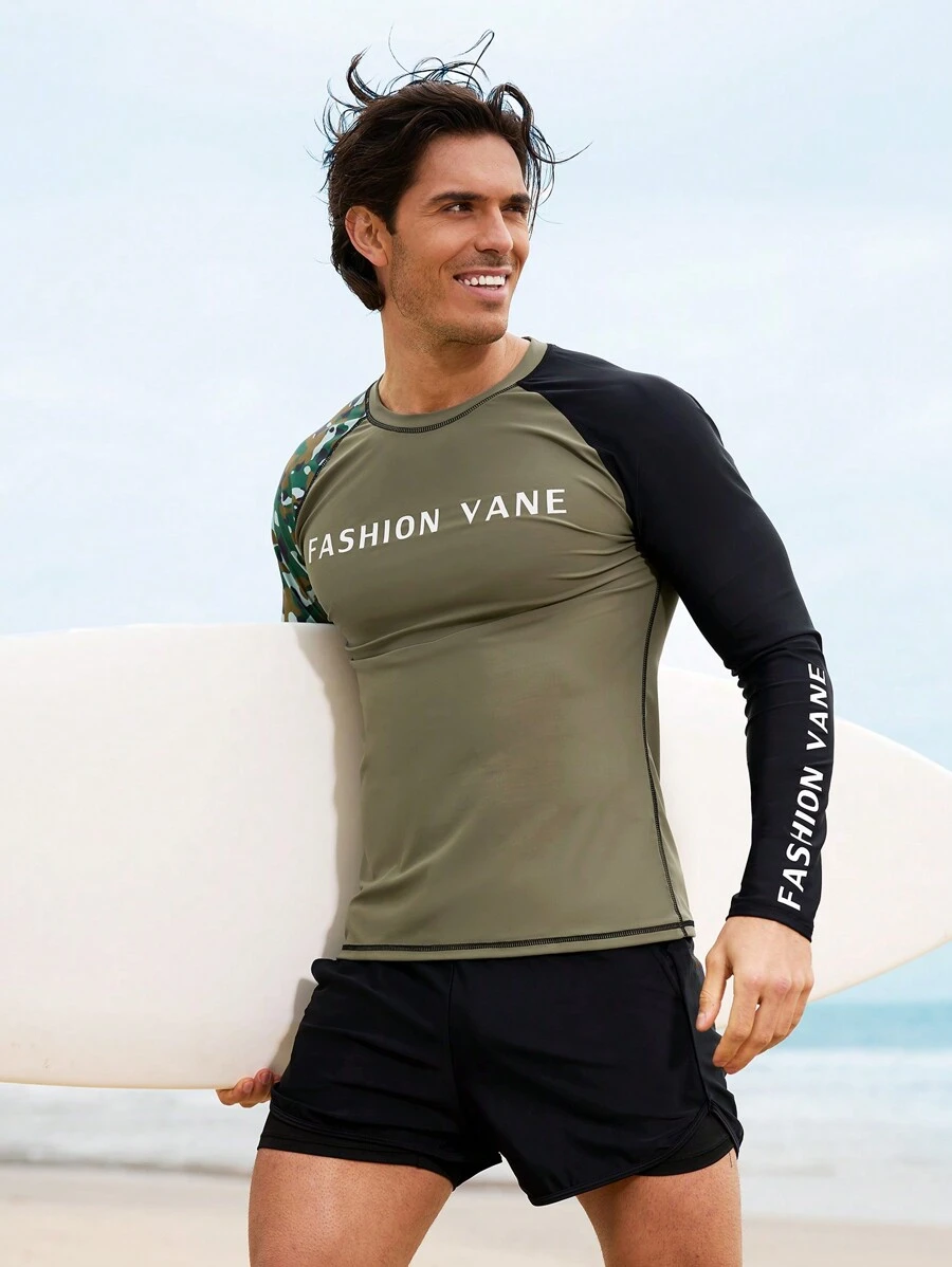 Manfinity Swimmode Maglietta da surf da uomo con colori a contrasto, patchwork, stampa mimetica e a lettere