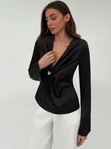 Aloruh 1 pieza Camisa casual moderna de mujer con bloque de color, cuello en V profundo, botón metálico y mangas acampanadas