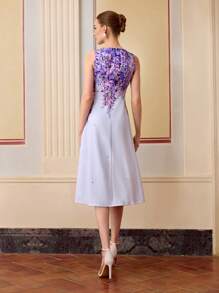 ZEYLAH Ärmelloses Kleid mit Blumendruck und Schrägschnitt