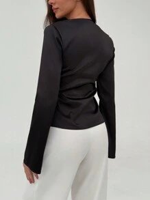 Aloruh 1 pieza Camisa casual moderna de mujer con bloque de color, cuello en V profundo, botón metálico y mangas acampanadas