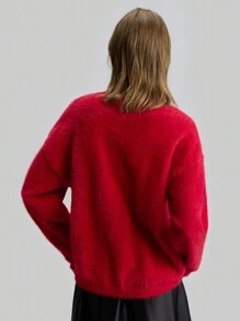 Ontre Suéter rojo esponjoso y holgado de cuello redondo con un solo botonadura, de estilo minimalista y versátil, ideal para días festivos y el Día de San Valentín. Moda casual femenina 2025