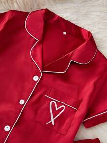 LuxeNights Conjunto de pijama rojo de 2 piezas con top de manga corta y pantalones con bordado de corazón de seda sintética - Rojo - Ver 4