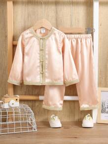 SHEIN 2 件套男婴时尚金缎长袖衬衫和松紧腰裤套装，适合生日派对、晚会、表演、婚礼、月子庆祝、洗礼和 1 岁生日 - 彩色 - 查看 6