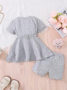 Set de 2 piezas de top de manga corta de cuello redondo y shorts informales y lindos con patrón bordado de gato para niña, verano
